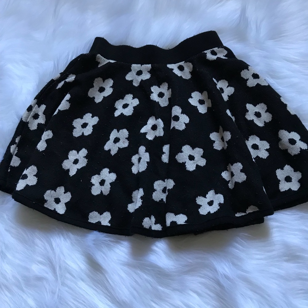Black and white floral F21 skirt